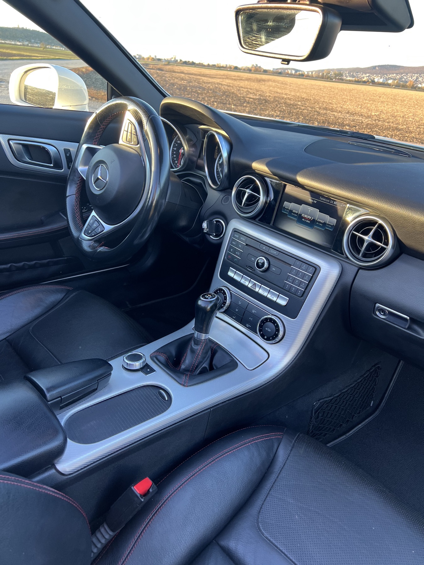 Interiér Mercedes-Benz SLC s manuálnou radiacou pákou
