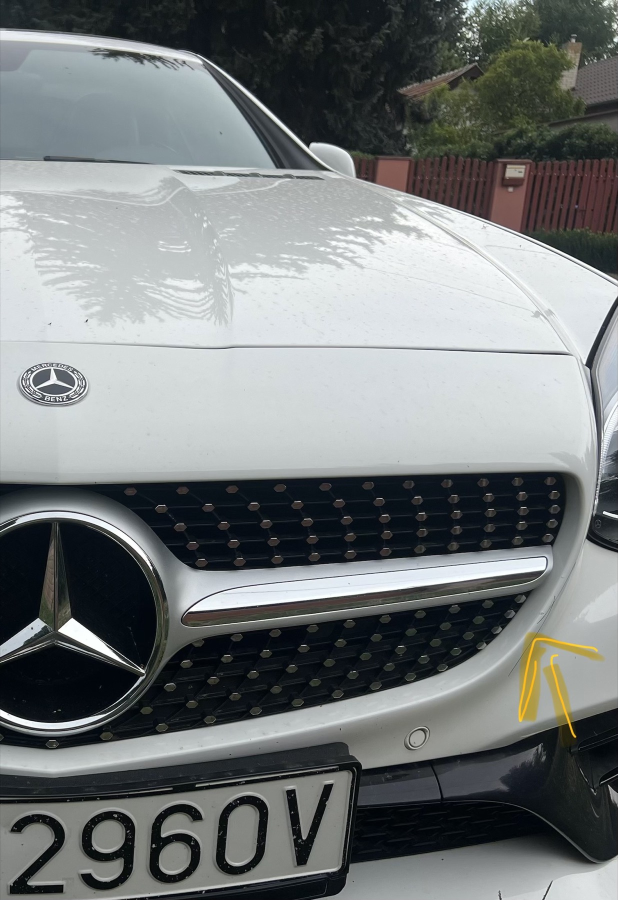 Detailné označenie drobných škrabancov a oderiek na prednej časti Mercedes-Benz SLC